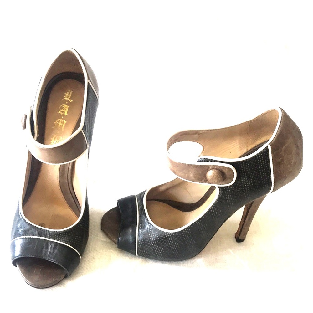 Beautiful Soft Leather L.A.M.B High Heels